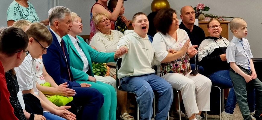 Rokiškio specialiosios mokyklos šventė: kelionė be paso, bet su daugybe šypsenų