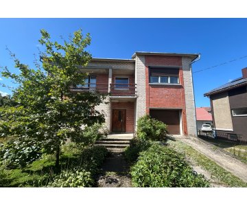 Erdvus dviejų aukštų namas