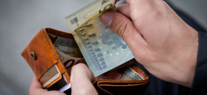 Siūloma algas mokėti keturis kartus per mėnesį