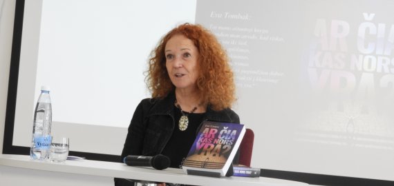 Susitikime su rašytoja Eva Tombak – apie kitų įkvėptą idėją knygai „Ar čia kas nors yra?“