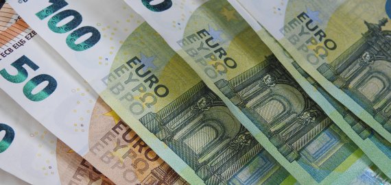 Moterų vidutinis darbo užmokestis Lietuvoje toliau atsilieka nuo vyrų algų