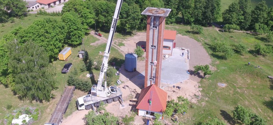 Vandens bokštas pasipuošė varpine (video)