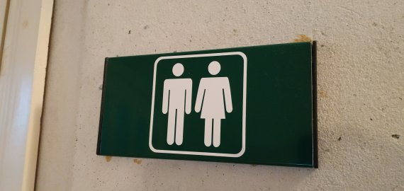 Moterų vidutinis darbo užmokestis Lietuvoje toliau atsilieka nuo vyrų algų