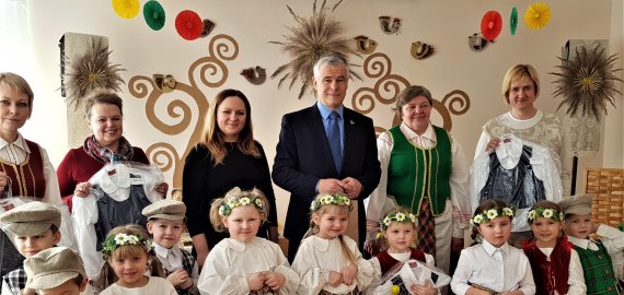 Juozo Statkevičiaus kurti tautiniai kostiumai pasiekė Rokiškio rajono ikimokyklinukus (foto)