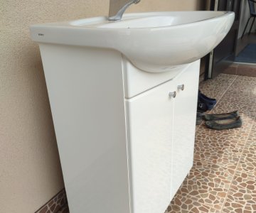 Vonios spintelė su praustuve ir maišytuvu