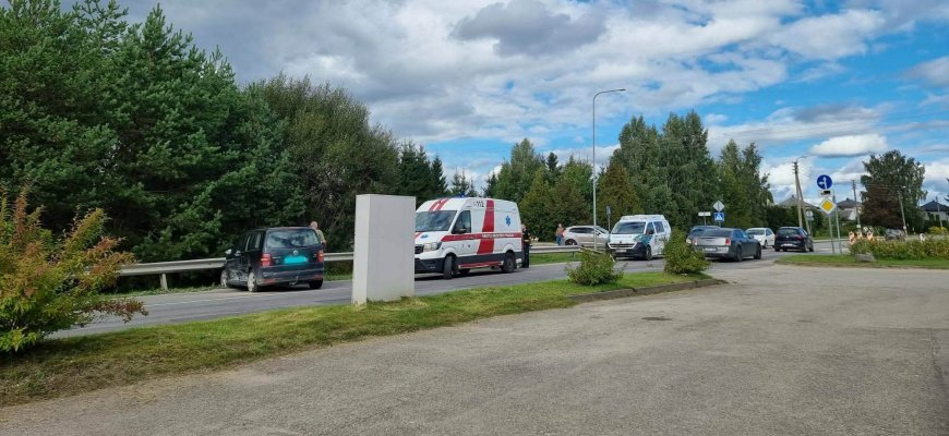 Aplinkkelyje susidūrė automobiliai