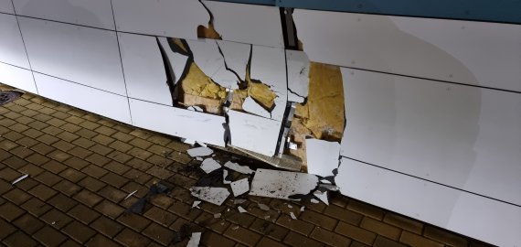 Atnaujinta: Rokiškio baseino sieną suniokojo jaunimo nesuvaldytas automobilis