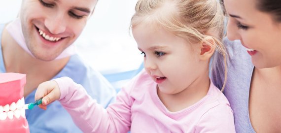 Mažųjų dantukų švarai: išugdyti įprotį padeda pavyzdžiai ir žaidimai 