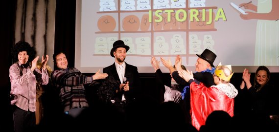 AB „Rokiškio sūris“ darbuotojai metus užbaigė spektakliu „Visa tiesa apie sūrį“