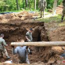 Kedena istorijos klodus – dar kartą atstatytas Obelių šile esantis partizanų bunkeris (foto)