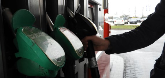 Išaugusios degalų kainos sukėlė klausimų: dyzelinas visada buvo pigesnis už benziną, kas pasikeitė?