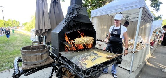 Juodupiečiai saldžią produkciją siūlė ir Agurkų festivalio dalyviams (foto)