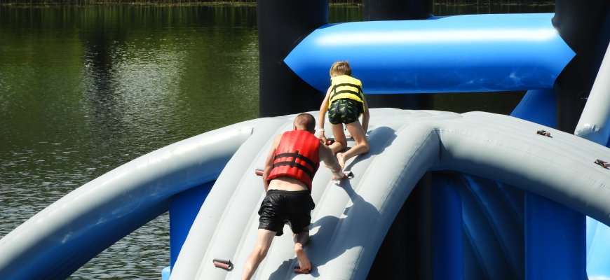 „AquaJump Rokiškis“ vandens batutų parko šeimos estafečių varžybos „Šeimos diena“