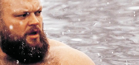 Žiemos maudynių mėgėjai vėl nustebino  – šįkart išraižė ledinę dovaną