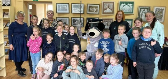 Panemunio kaimo bibliotekoje lankėsi policijos pareigūnė su Amsiu