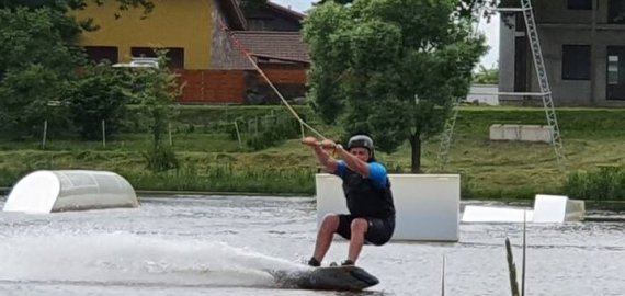 Vasaros pranašai: savaitgalį Rokiškio ežere jau veiks vandenlenčių trasos