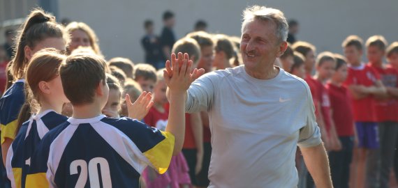 Juozo Tūbelio progimnazijos stadionas pasikeitė neatpažįstamai - sportuoti čia kviečiami visi (foto+video)