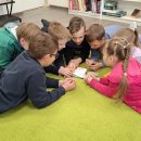 Lietuva skaito: ketvirtokai skaitė H. K. Anderseno pasakas darželinukams 