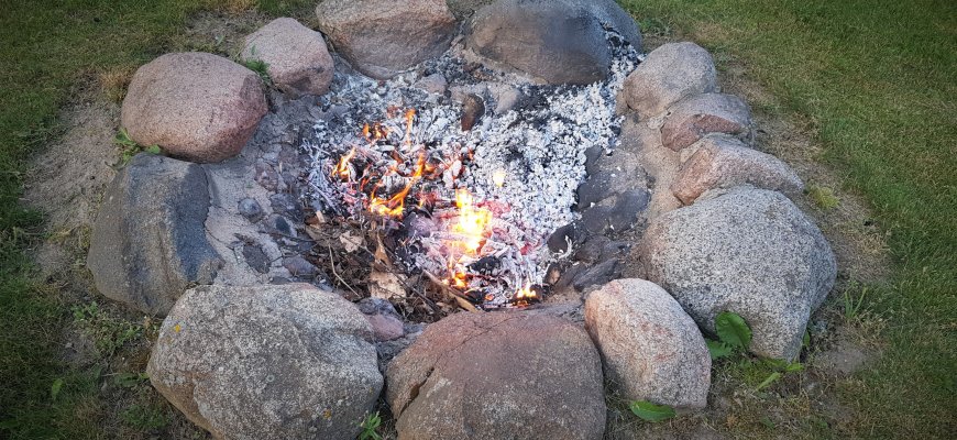 Poilsiaujantiems gamtoje: aplinkosaugininkai primena laužų saugaus kūrenimo taisykles