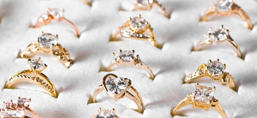 Kokios spalvos aukso žiedą rinktis: geltono, balto ar rožinio?