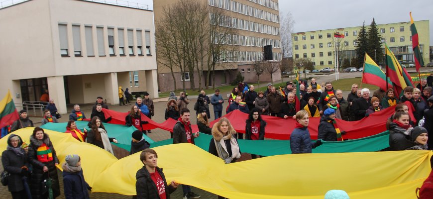 Kovo 11-ąją vėliavų jūrą išsklaidė lietus, Mokytojai Vandai Vasiliauskienei pilna salė plojo stovėdama, o tranki „Priesaika“ mokė istorijos ir laisvės (foto +video)