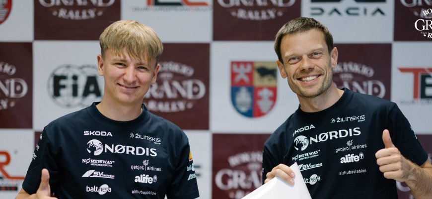 „Rokiškio Grand Rally“ oficialiai prasidėjo: pirmieji dalyvių žingsniai – administracinėje komisijoje (foto)