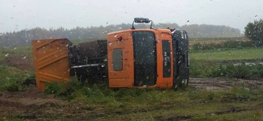 Netoli Bajorų apvirto sukvežimis (foto)