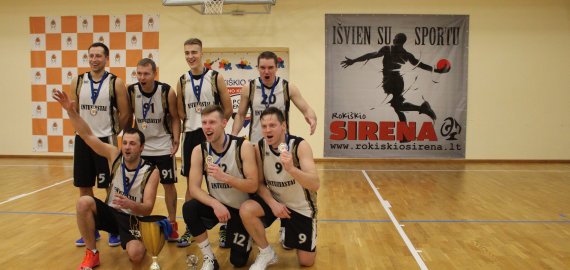 Krepšinio mėgėjus džiuginęs „Rokiškio rajono krepšinio lygos – „Rokiškio Sirenos“ taurės turnyras baigtas. Nugalėtojų taurę kėlė „Entuziastai“ (video +foto)