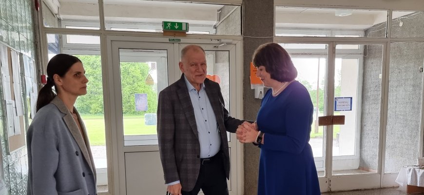 Juodupės gimnazijos „MEPA“ komanda išlaiko tempą: svečiuose vėl priėmė Europos parlamento narį (foto)