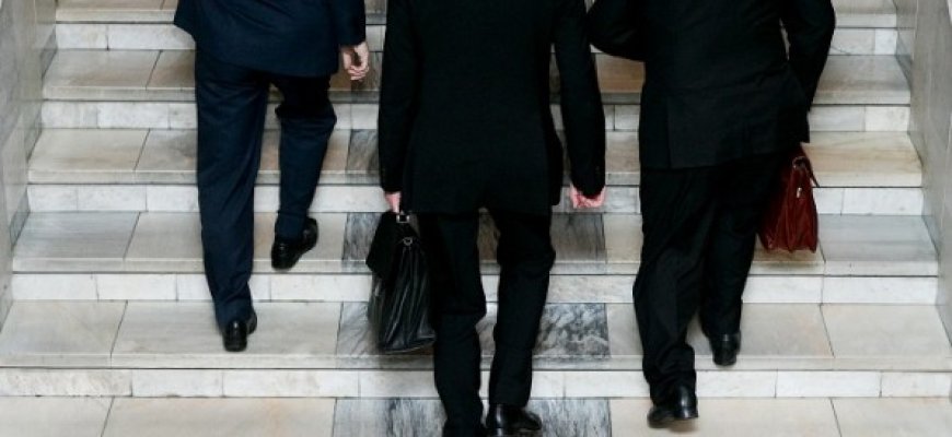 Daugėja savo noru išeinančiųjų iš valstybės tarnybos