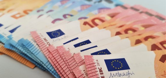 Oficialu: minimalią algą siūloma didinti beveik dešimtadaliu, didės ir mokesčiai