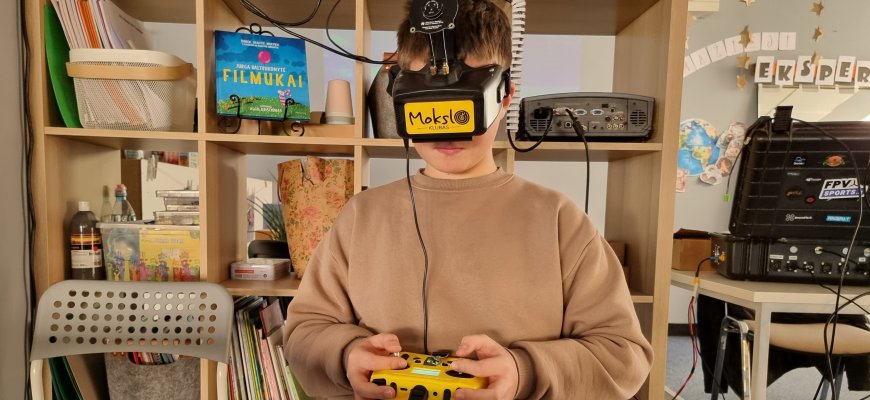 Sekmadienis ore – „Mokslo klube“ įvyko pirmosios dronų „mažylių“ varžybos (foto)