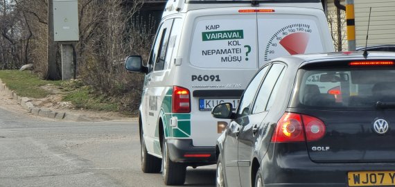 Dvigubai daugiau vairuotojų šiemet neteko teisės vairuoti dėl rankose laikyto telefono