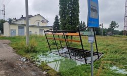 Lietaus „pokštai“ – ant stogo gulinti stotelė 