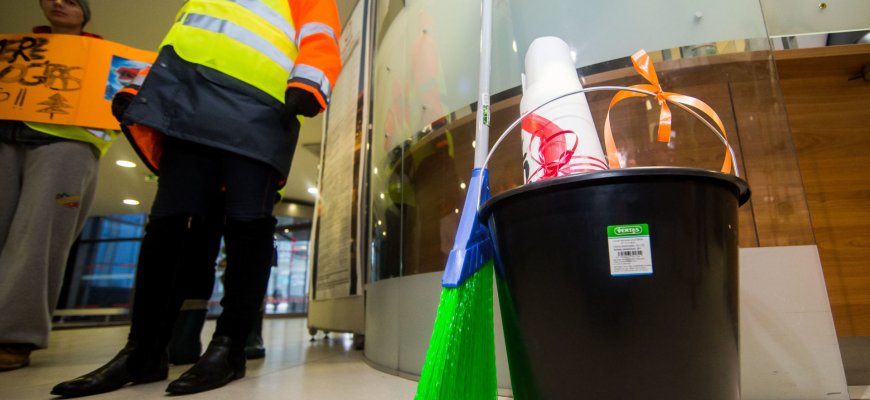 „Sodros“ įmokų „grindų“ siūloma netaikyti daliai valytojų ir kiemsargių