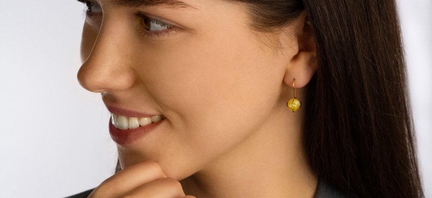 Gintariniai auskarai: kaip atpažinti tikrą gintarą ir išsirinkti kokybišką papuošalą