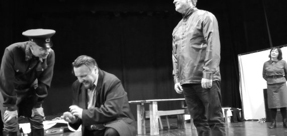 Spektaklis „Svetima žemė“: apie gėrio daigus siaubo dirvoje