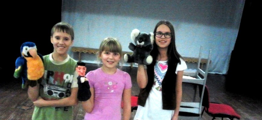 Rokiškio vaikų teatras „Grįžulo ratai“ vaikus kviečia mokytis aktorystės (video iš užsiėmimo)
