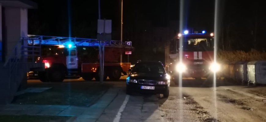 Taikos g. 23 name – gaisras. Jo priežastis, įtariama, neatsargumas (video+foto)