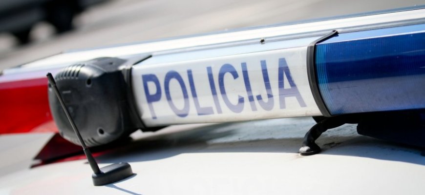Stirnos ir vėl atakuoja policijos automobilius