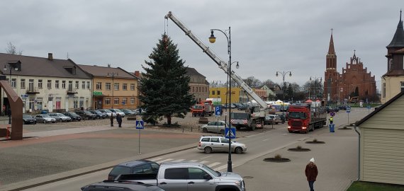 Į Nepriklausomybės aikštę atkeliauja eglutė (video)