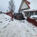 Didžiulė avarija Kauno gatvėje: „BMW“ įlėkė į privatų kiemą (foto+video)