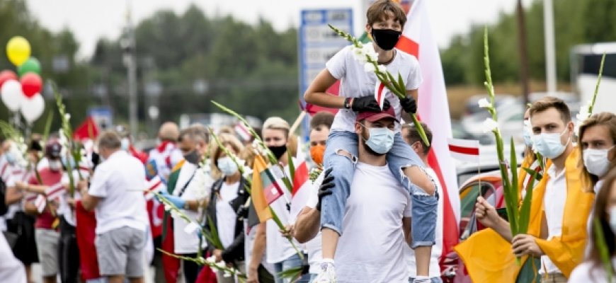 Apie 50 tūkst. žmonių susikibo rankomis Lietuvoje, kad išreikštų palaikymą baltarusiams