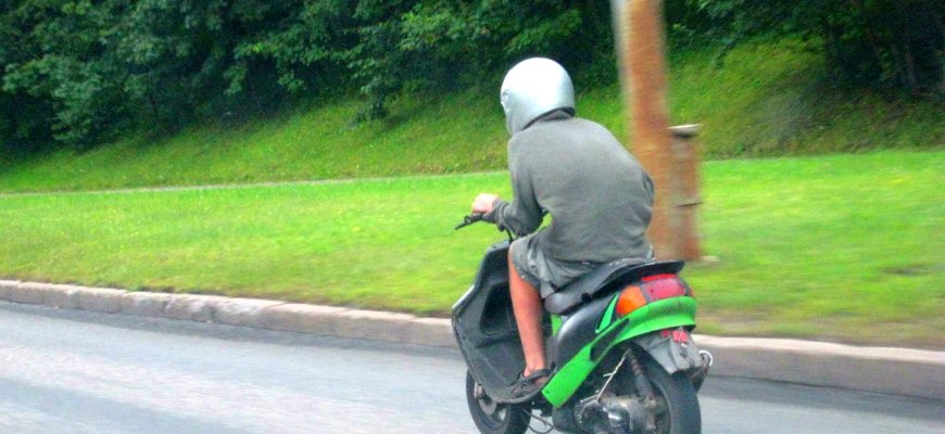 Rageliuose pareigūnai pričiupo girtą motorolerio vairuotoją