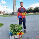 Keliautojas jau namuose: D. Mikalkėnui užkabintas ąžuolo vainikas ir iškeptas kelio formos tortas (foto+video)