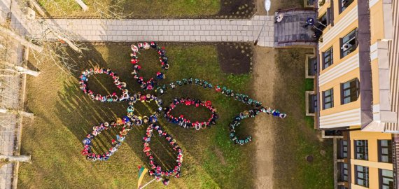 Senamiesčio progimnazijos mokiniai – pilietinės iniciatyvos  „Gyvasis tautos žiedas“ dalyviai (foto+video)