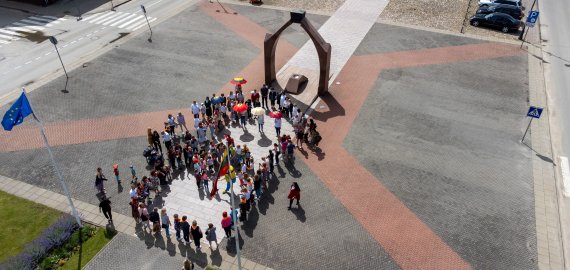 Aikštėje ir bibliotekos kiemelyje pramogavo latvių ir lietuvių šeimos (video+foto)