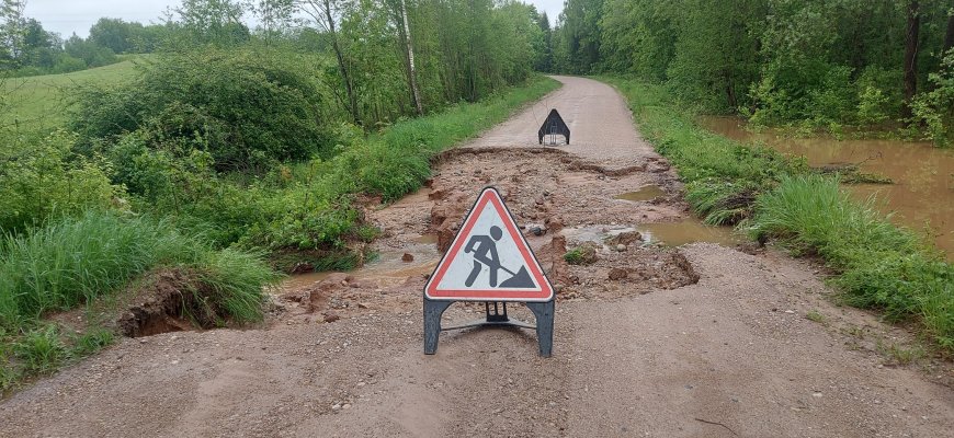 Naktinio lietaus pokštai: į gatvę „išneštos“ žuvys ir nuplautas kelias