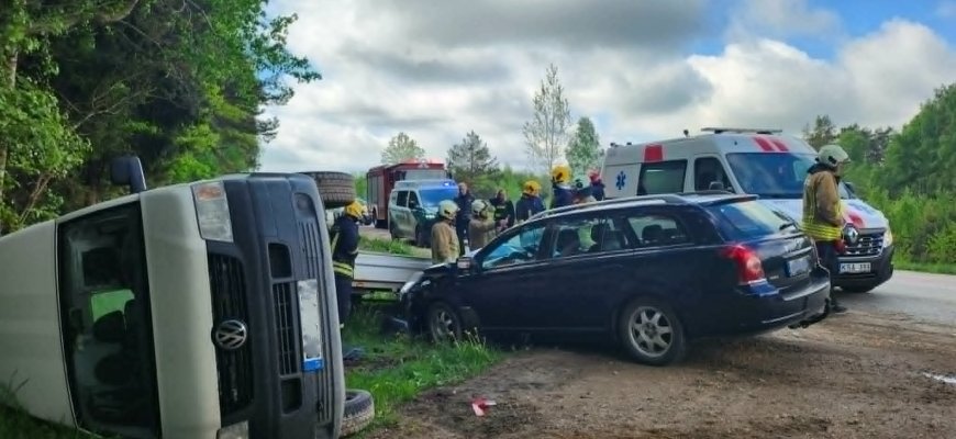Avarija kelyje Rokiškis–Juodupė: po susidūrimo vertėsi autobusiukas (foto)