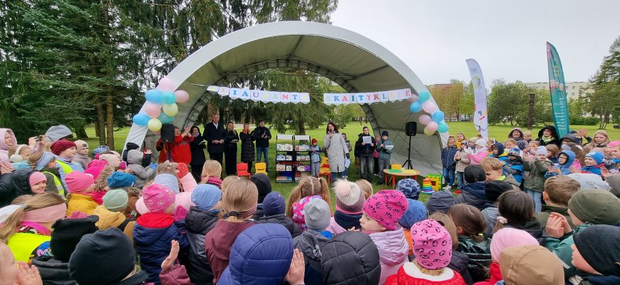 Vasaros laukia pilnais lagaminais knygų – po šalį vėl klajos „Keliaujanti skaityklėlė“ (foto)